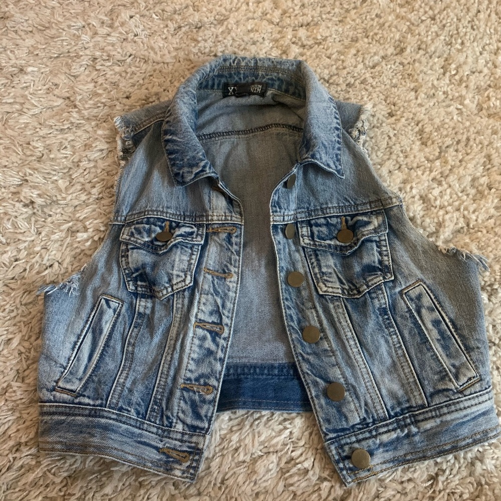 Sleeveless jean jacket M